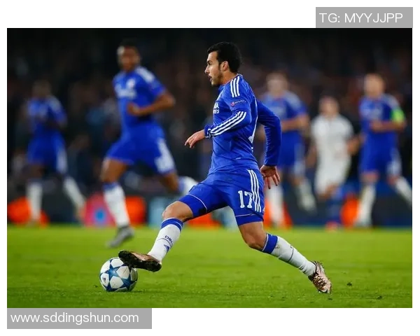 足球脚僵硬的原因与解决方法探讨提升球员灵活性的训练技巧与建议